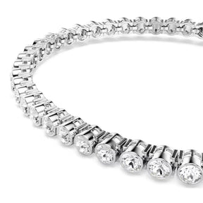 Swarovski Emily rannekoru kirkkailla kristalleilla ja hopeanvärisillä metalliosilla valkoisella taustalla