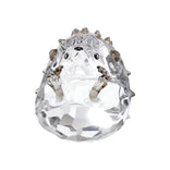 Swarovski kristallinen siilifiguuri, jossa on piikikäs pinta, suloiset kasvonpiirteet ja valoa heijastavat hionnat.