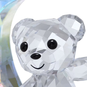 Swarovski kirkas kristallikarhu, jonka fasettihiotut pinnat heijastavat valoa ja kasvoja koristavat mustat silmät sekä hymy.