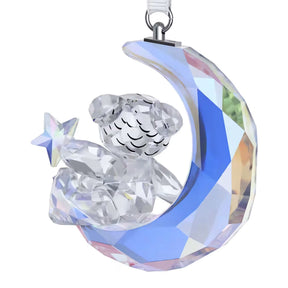 Swarovski kristallinen nalle lepää kuunsirpillä ja pitelee tähteä monivärisessä riippuvassa koristeessa