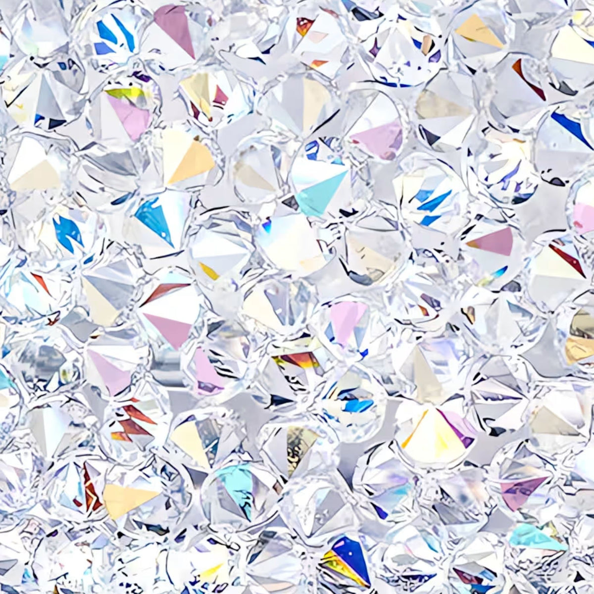 Swarovskin kirkkaat ja hennon violetit kristallit säihkyvät värikkäissä valonheijastuksissa close up -näkymässä