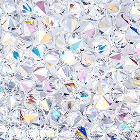 Swarovskin kirkkaat ja hennon violetit kristallit säihkyvät värikkäissä valonheijastuksissa close up -näkymässä