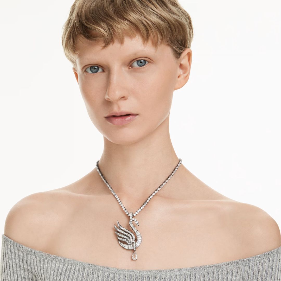 Swarovski Swan riipus ja rintakoru, tumma metalli, kirkkaat kristallit ja valkoiset helmet, 5723411