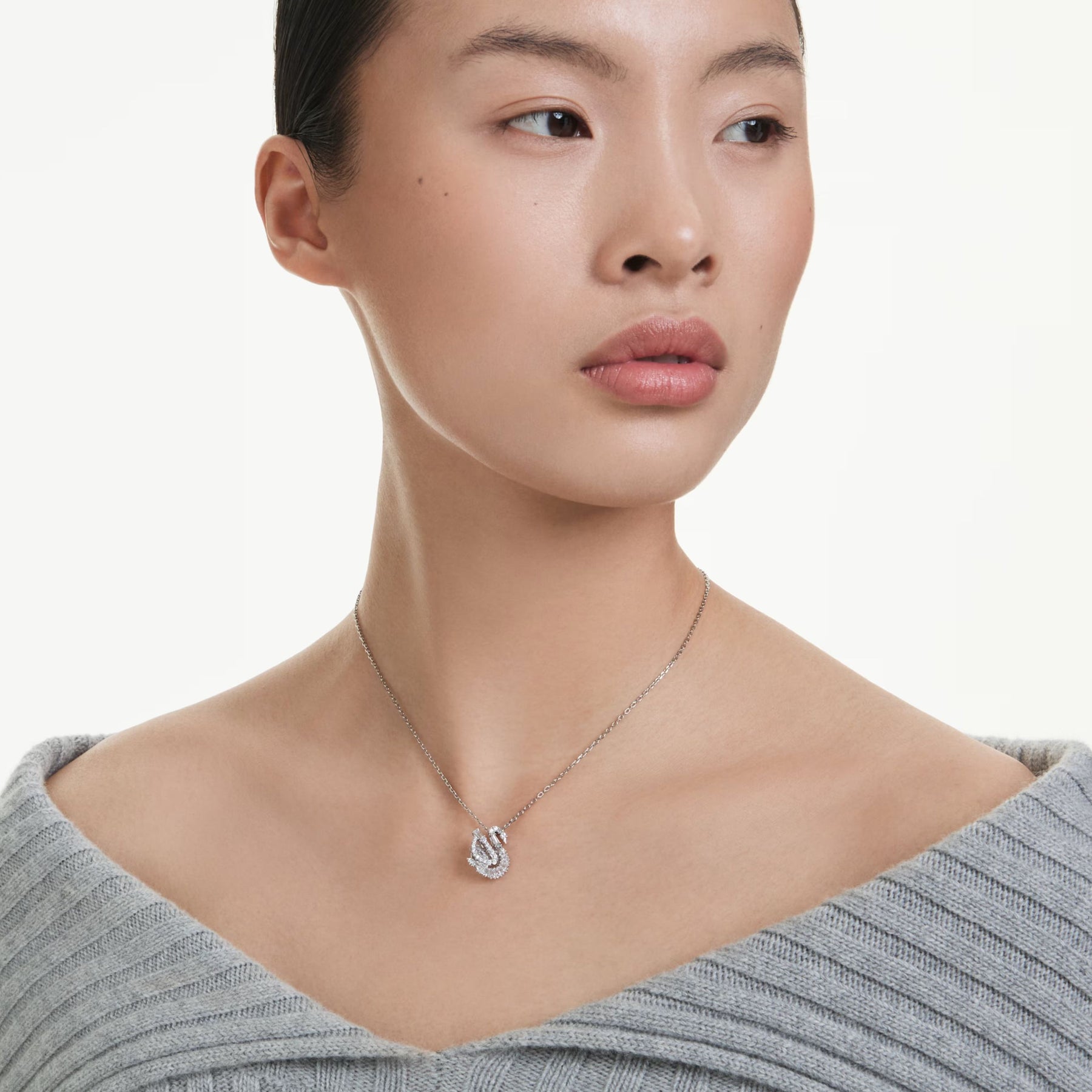 Swarovski Swan riipus, vaalea metalli ja kirkkaat kristallit 5732412