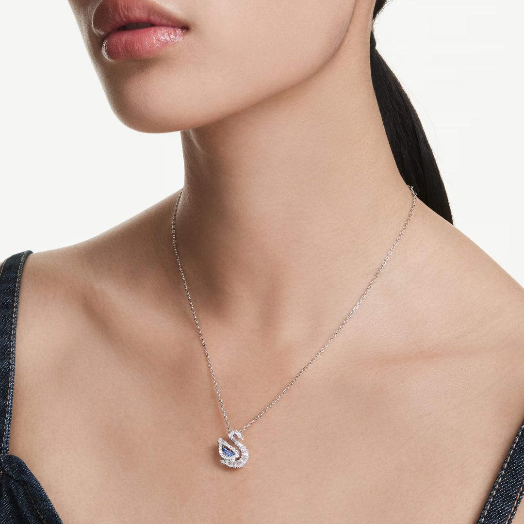 Swarovski Swan riipus, vaalea metalli, sininen ja kirkkaat kristallit, 5723389