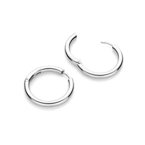 Ti Sento Classic Oversized hopeiset rengaskorvakorut sileällä pyöristetyllä ja platinointia hohtavalla pinnalla loosekstusti aseteltuina rinnakkain