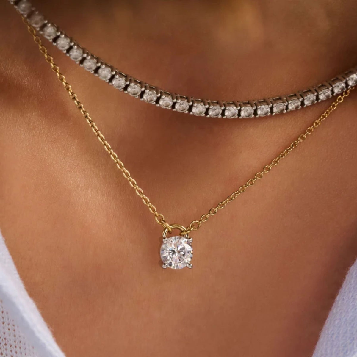 Ti Sento keltakullattu hopeakaulakoru, jossa säihkyvä pyöreä zirkoni riipuksena iholla layered necklace?